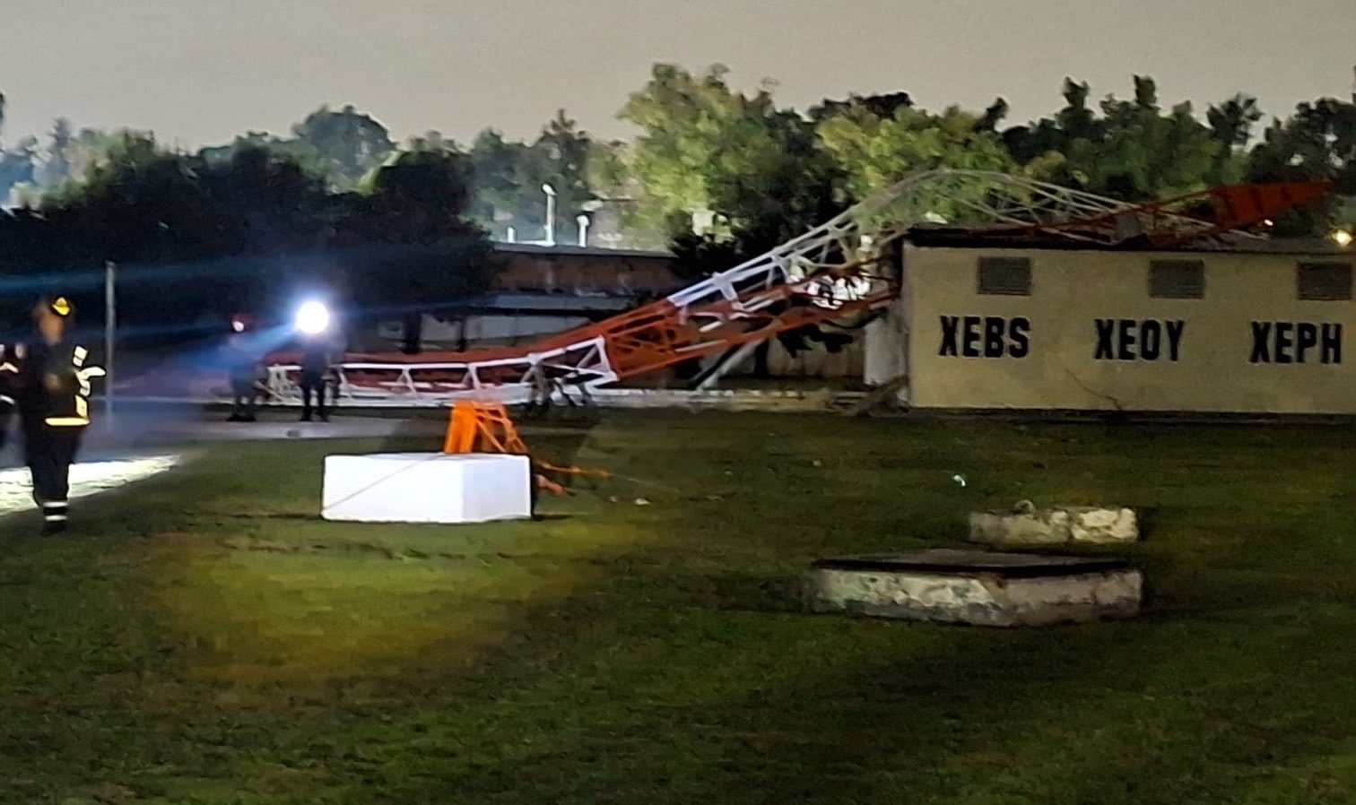 Colapso de torre de NRM atendido por bomberos tras la caída de una antena de telecomunicaciones de 100 metros.
