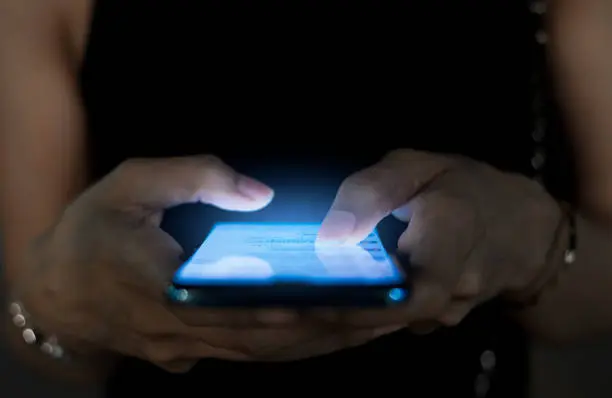 ¿Tentación de espiar al novio? El fraude por WhatsApp que atrapó a 7 millones de curiosos en Google Play