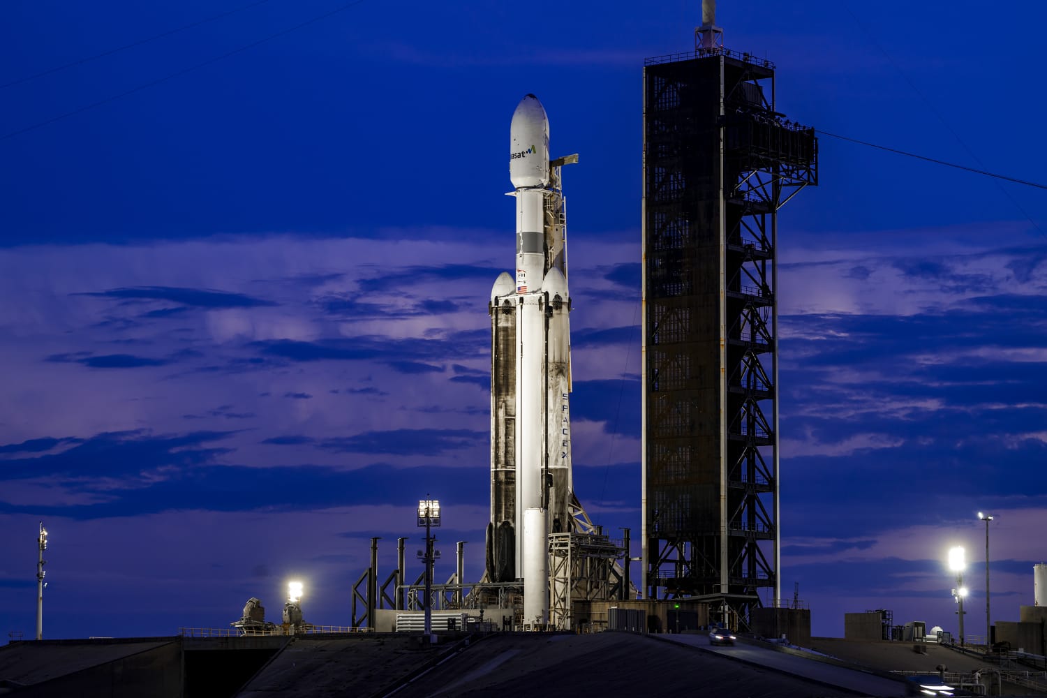 Despegue del Falcon Heavy con el satélite ViaSat-3 F3 de Viasat desde el Complejo 39A.