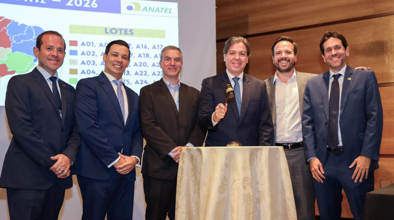 El superintendente Vinicius Caram; el secretario Hermano Tercius, el concejal Nilo Pasquali; el ministro Frederico de Siqueira Filho y el presidente Carlos Baigorri de Anatel durante la subasta.