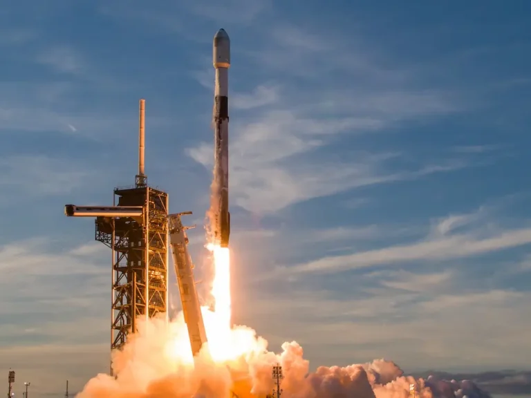 SpaceX escala 20% en Wall Street y roza una valoración de 2.5 billones de dólares por el respaldo del capital del Golfo