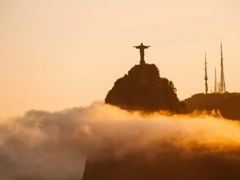 Brasil lidera la carrera de IA: 76% de sus empresas operan agentes en producción y 66% ampliará inversiones