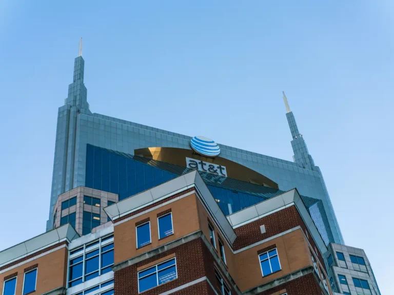 AT&T invierte 23,000 mdd en espectro de EchoStar para blindar su red 5G frente al cable y SpaceX