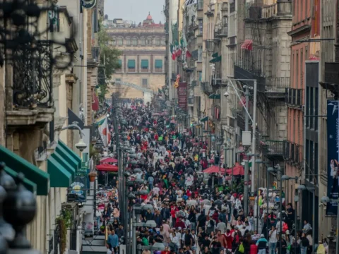 Turistas llegan a hotel en México ante crecimiento de viajeros internacionales y derrama turística en 2026.