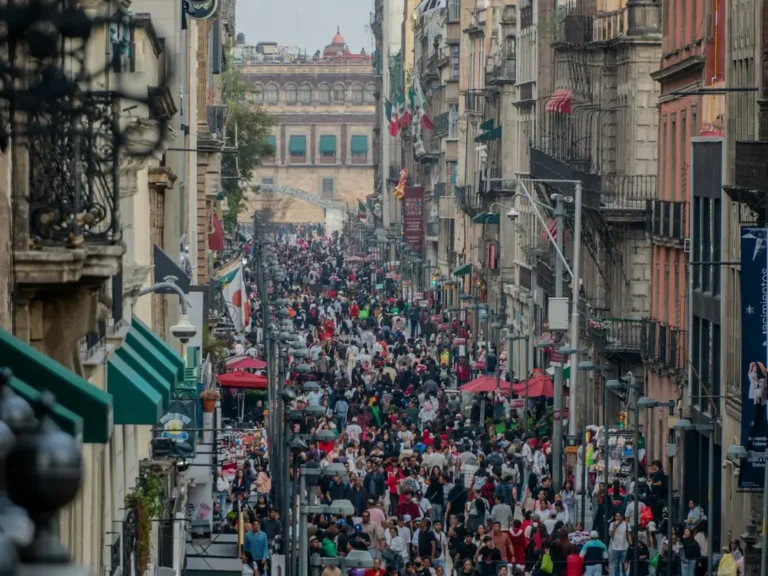 Turistas llegan a hotel en México ante crecimiento de viajeros internacionales y derrama turística en 2026.