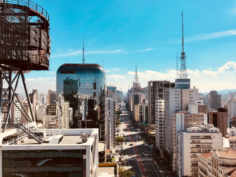 Macquarie acelera su expansión en América Latina con la compra de 8,950 torres de IHS