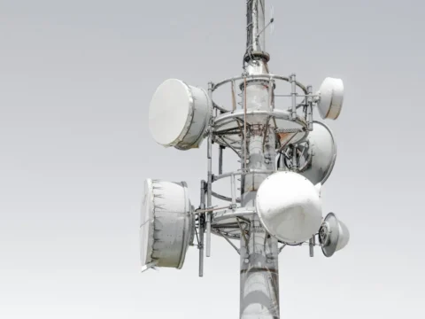 Microondas ganan capacidad para el backhaul de 5G; Huawei alcanza 50 Gbps