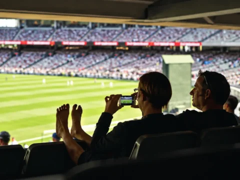 Red 5G y Wi-Fi en un estadio con miles de aficionados conectados.