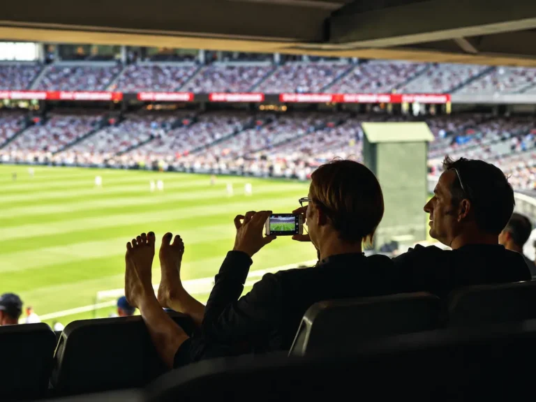 Red 5G y Wi-Fi en un estadio con miles de aficionados conectados.
