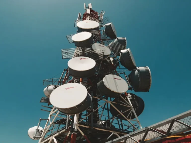 Torre de telecomunicaciones con antenas y equipos de transmisión en México para el arrendamiento de espectro.