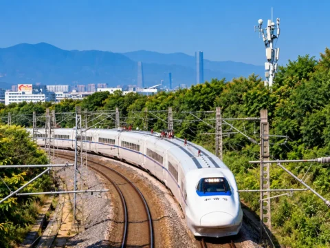 Huawei y China Mobile aplican IA y 5G Advanced en trenes de alta velocidad en China.