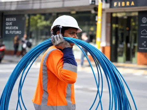 Trabajador transporta cable para infraestructura de redes de telecomunicaciones.