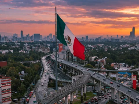 Bandera de México frente a infraestructura urbana para el desarrollo de inteligencia artificial