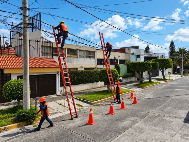 CRT delimita hasta dónde podrán intervenir los municipios en el despliegue de torres, fibra y postes
