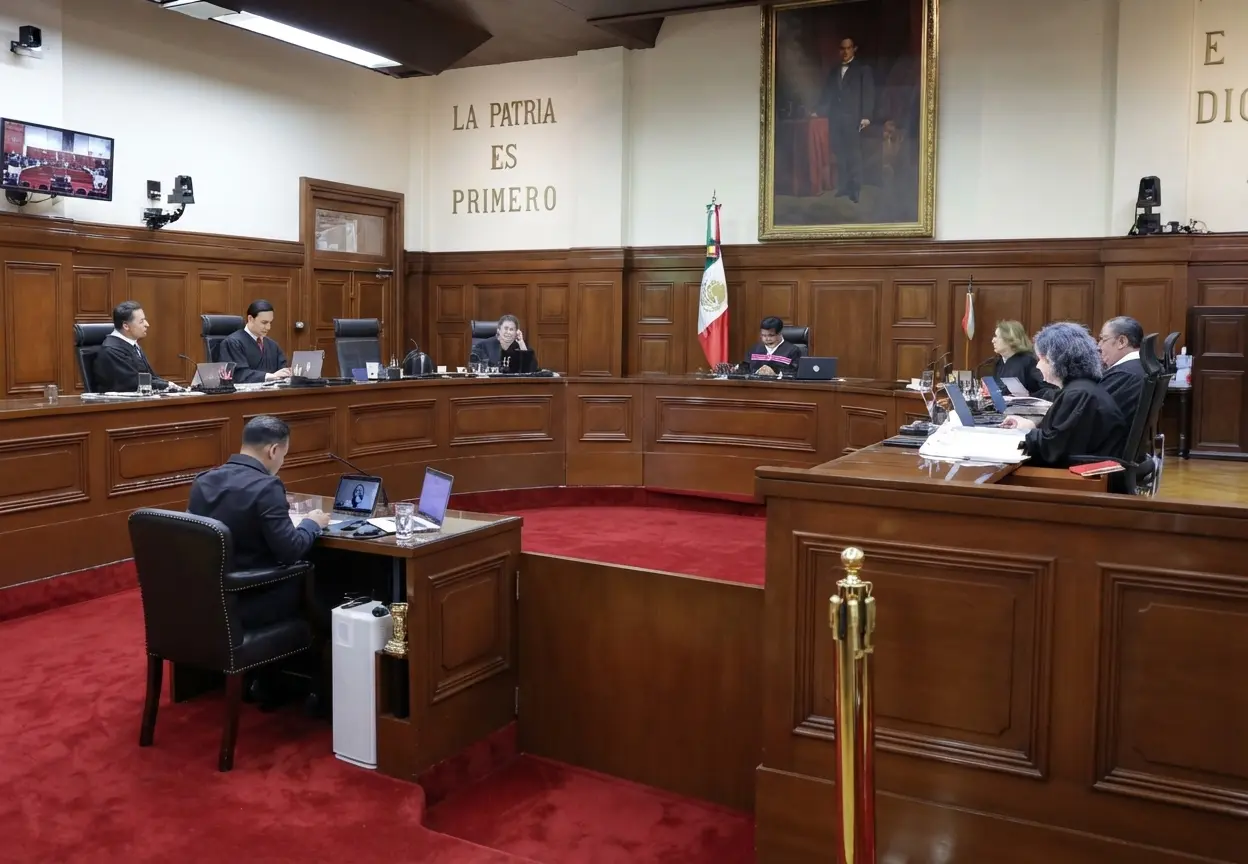 Torre de telecomunicaciones junto a un documento que representa la prórroga de una concesión en México.