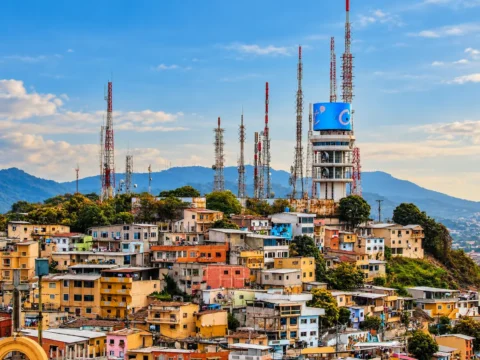 Torres y antenas de telecomunicaciones sobre una zona urbana de América Latina, imagen que ilustra los desafíos de productividad y aprovechamiento de las redes 5G.