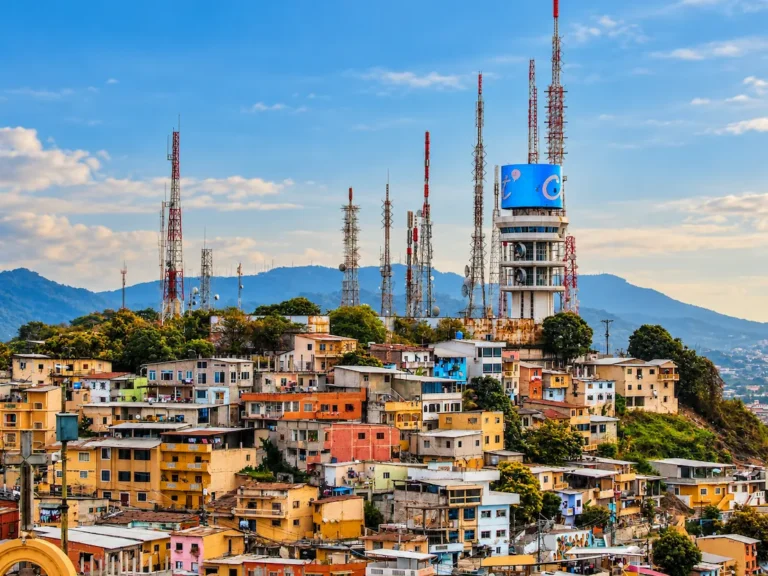 Torres y antenas de telecomunicaciones sobre una zona urbana de América Latina, imagen que ilustra los desafíos de productividad y aprovechamiento de las redes 5G.