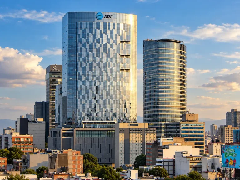 Edificio corporativo con el logotipo de AT&T en Ciudad de México, empresa que acordó vender su negocio mexicano a Televisa y Fintech Holdings.
