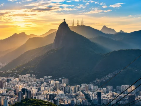 Vista panorámica de Río de Janeiro, Brasil, con el Cristo Redentor, montañas, antenas de telecomunicaciones y edificios de la ciudad.