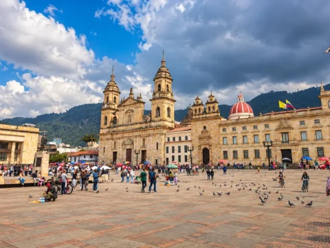 Vista de la Plaza de Bolívar en Bogotá, Colombia, con la Catedral Primada y el Capitolio Nacional, para ilustrar los resultados financieros de Claro Colombia en 2026.