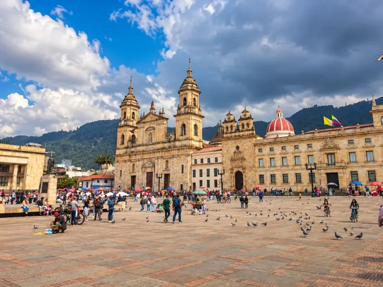 Vista de la Plaza de Bolívar en Bogotá, Colombia, con la Catedral Primada y el Capitolio Nacional, para ilustrar los resultados financieros de Claro Colombia en 2026.
