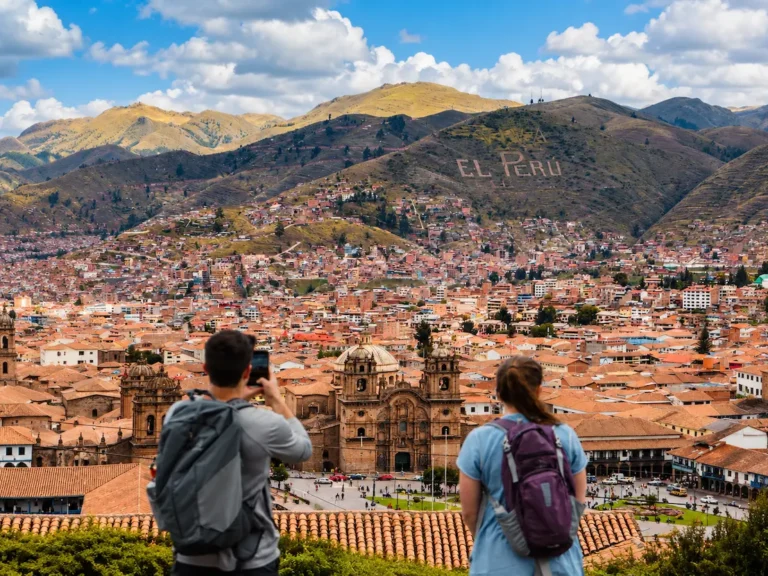 Vista panorámica de Cusco, Perú, con su centro histórico y montañas andinas, para ilustrar el crecimiento del Internet fijo y la telefonía móvil de Claro Perú en 2026.