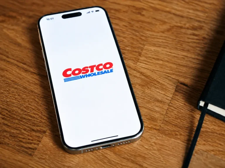 Teléfono inteligente con el logotipo de Costco, cadena que entra al mercado de telefonía móvil de México con WOZ, operado por Mirlo sobre la red de Altán.