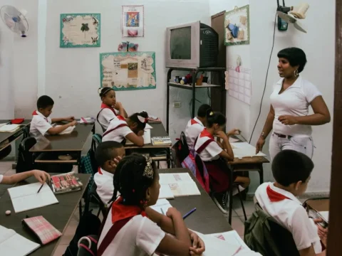 Escuela en América Latina con alumnos y equipos que dependen del suministro eléctrico