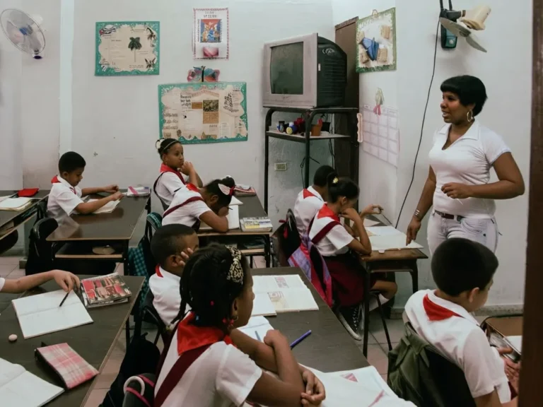 Escuela en América Latina con alumnos y equipos que dependen del suministro eléctrico