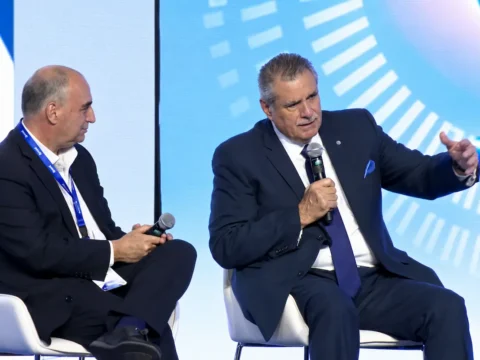 Enrique Yamuni, director general de Megacable Holdings, participa en un panel de CANIETI sobre desarrollo tecnológico, industria y conectividad en México.