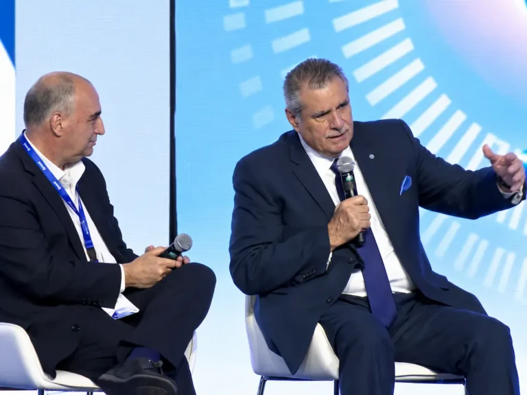 Enrique Yamuni, director general de Megacable Holdings, participa en un panel de CANIETI sobre desarrollo tecnológico, industria y conectividad en México.