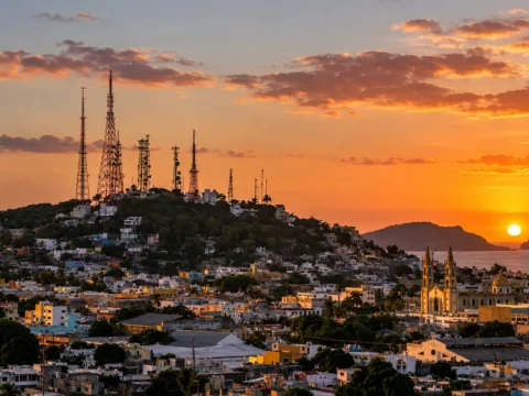 Antenas de telefonía móvil que ilustran el uso del espectro AWS en México para redes 4G y 5G.