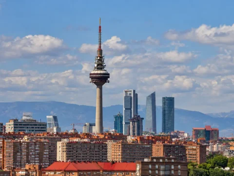 Torre de Comunicaciones y edificios de Madrid ilustran la alianza de Telefónica, Orange, Vodafone y Deutsche Telekom por espectro satelital en Europa.
