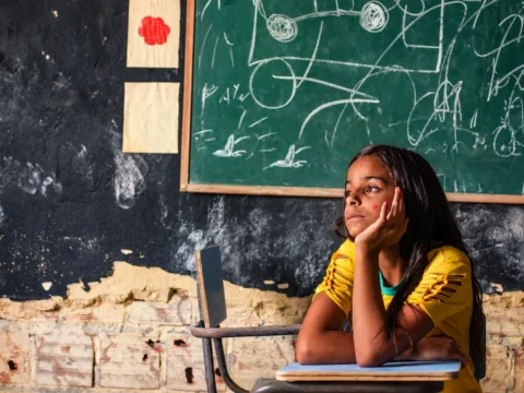 Estudiante en un aula con infraestructura limitada