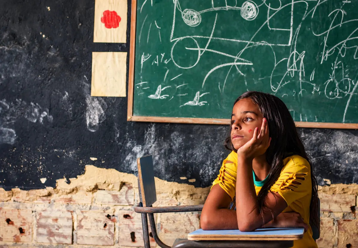 Estudiante en un aula con infraestructura limitada