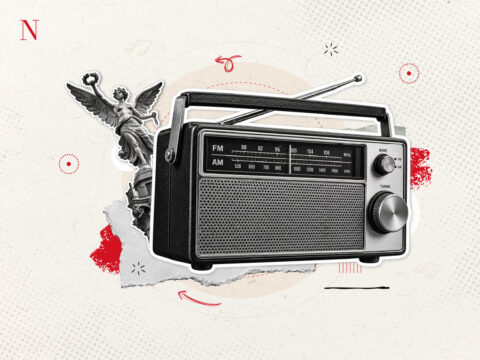 Cabina profesional de radiodifusión con micrófonos y consola de audio que ilustra la evolución de las audiencias de radio FM y AM en México durante 2026.