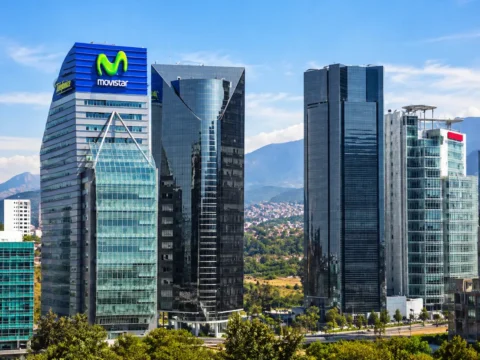 Edificios corporativos con el logotipo de Movistar en Ciudad de México, empresa que utiliza la red móvil de AT&T mediante un convenio mayorista de infraestructura.