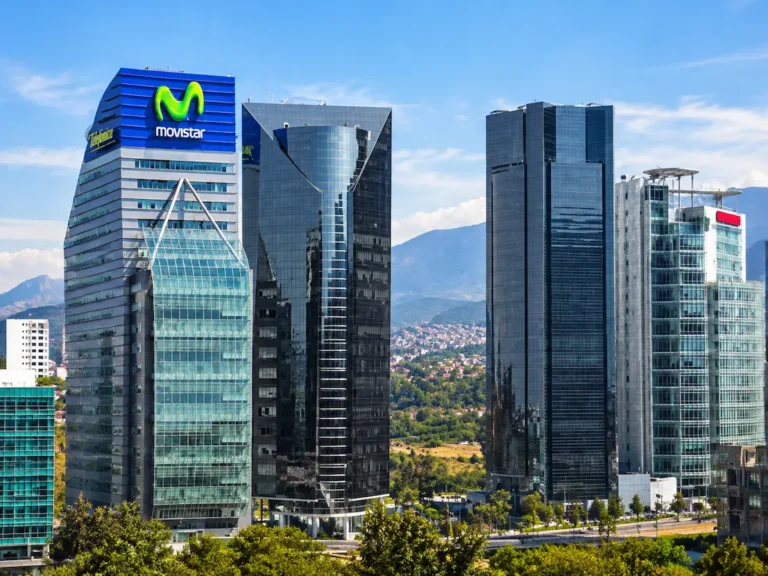 Edificios corporativos con el logotipo de Movistar en Ciudad de México, empresa que utiliza la red móvil de AT&T mediante un convenio mayorista de infraestructura.