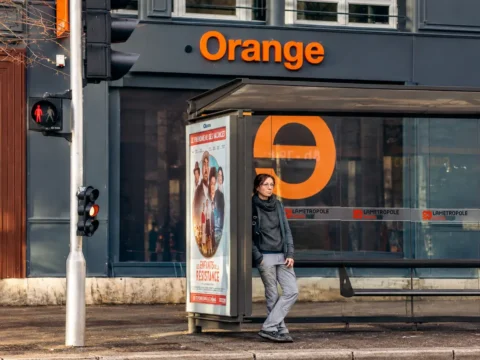 Fachada de Orange en Francia, con el logotipo de la operadora, que restablece servicios digitales tras aplicar parches de seguridad en PHP.