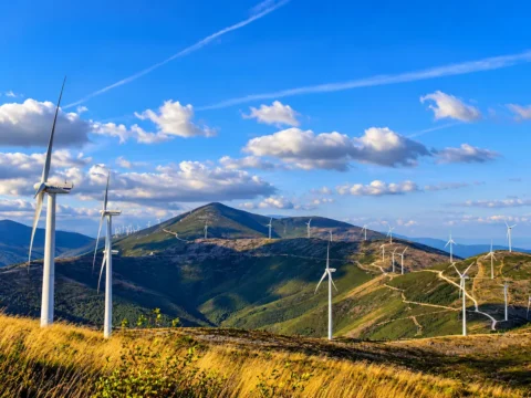 Parque eólico con aerogeneradores instalados en una zona montañosa, infraestructura relacionada con los desafíos de ciberseguridad y digitalización.