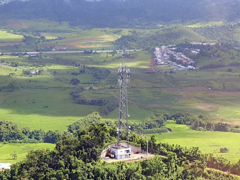 Puerto Rico refuerza su resiliencia digital con fibra y cables submarinos tras el huracán María.