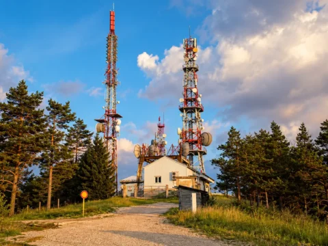 Torres de telecomunicaciones con antenas y equipos de transmisión que ilustran el desafío de SpaceX para desplegar infraestructura móvil terrestre en Estados Unidos.