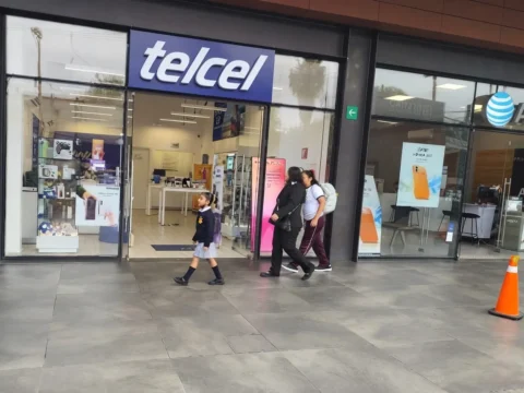 Antenas y equipos de una estación base de telefonía móvil.