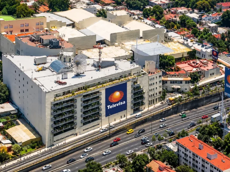 Imagen corporativa de AT&T México, operador que Televisa y Fintech acordaron adquirir por 2,000 millones de dólares y cuyo margen operativo es inferior al de Telcel.