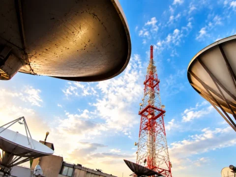 Torre de transmisión y antenas satelitales de Televisa ilustran los desafíos de infraestructura y convergencia en telecomunicaciones.
